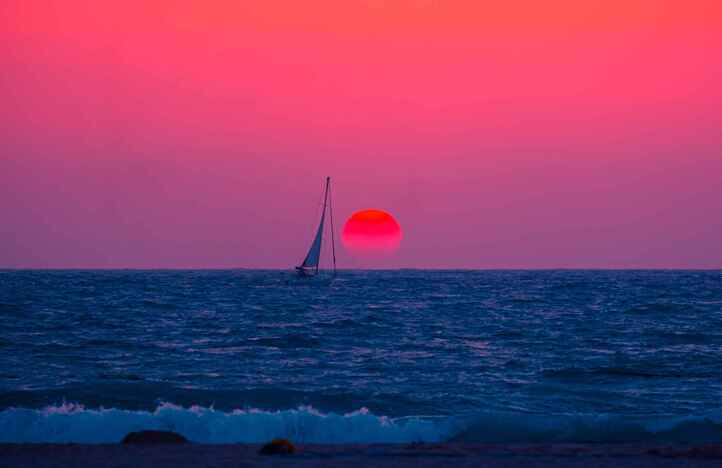 霓虹閃耀，上海黃浦江夜景美如畫